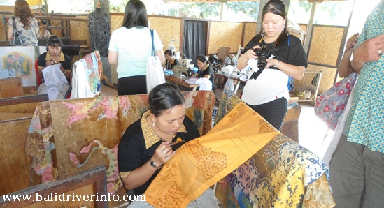 process of making batik in Batubulan village